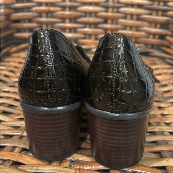 Liz Claiborne Shiny Brown Crocodile Heels in size 10. Great condition ! - Picture 6 of 11